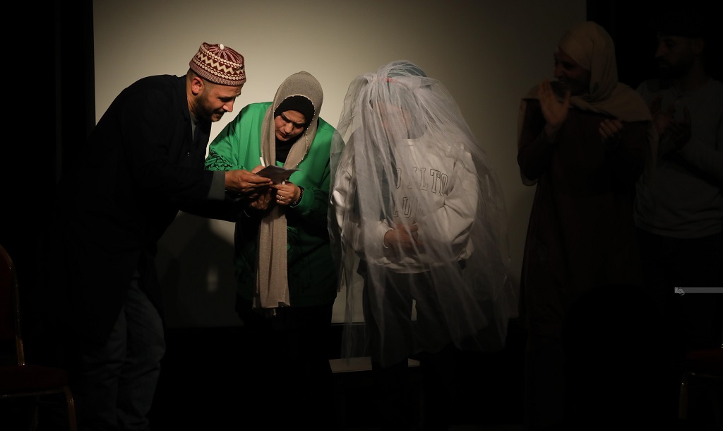 مسرح 'نعم' وصندوق النفقة يقدمان عرضا مسرحيا بعنوان "منكم وإليكم" في مدينة أريحا (تصوير: مشهور وحواح/وفا)